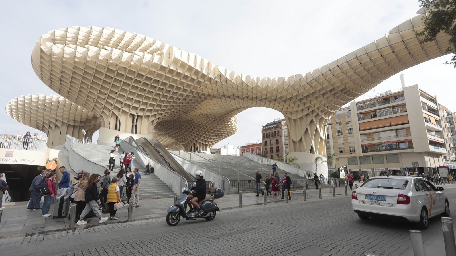 Ambiente entorno al edificio de madera de las ‘setas’ de la Encarnación.