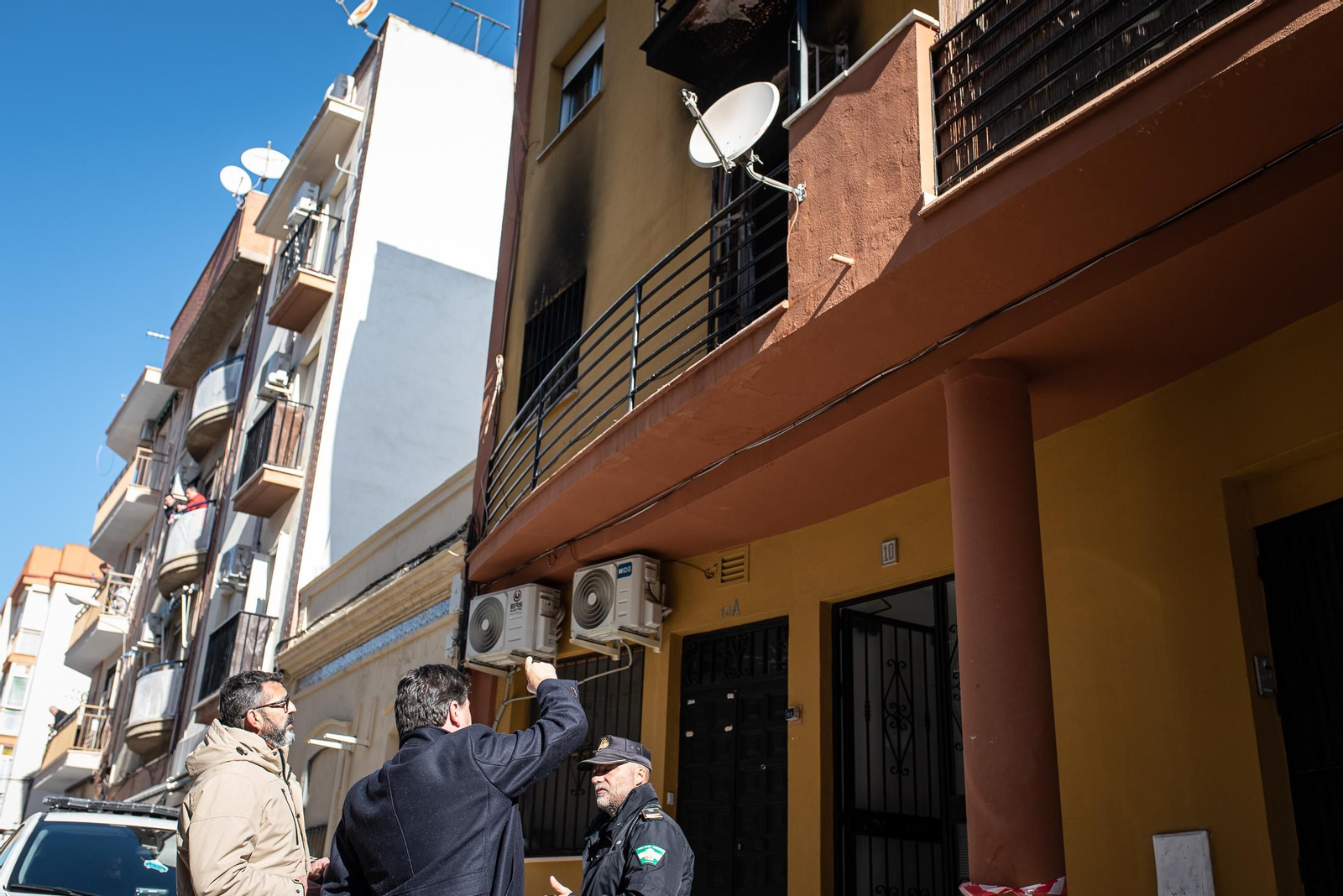 Imágenes de la dramática mañana de tensión que se ha vivido en Isla Chica tras el incendio en una vivienda