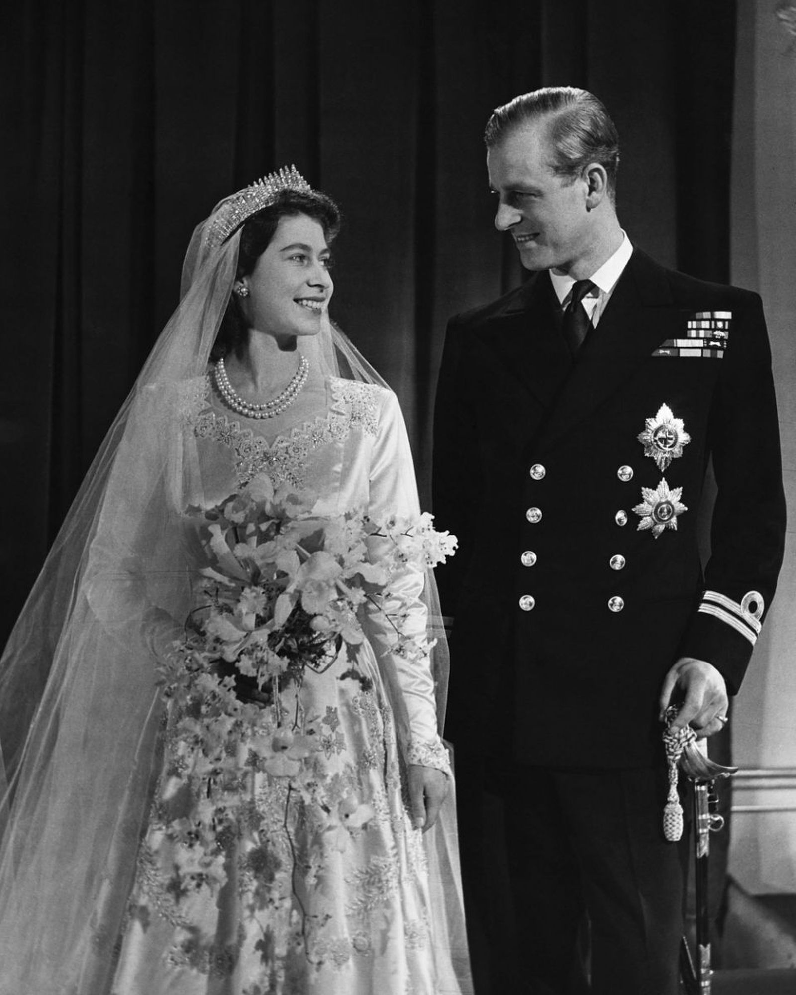 Una de las fotos oficiales de Isabel II y Felipe de Edimburgo en su boda, hace 73 años.