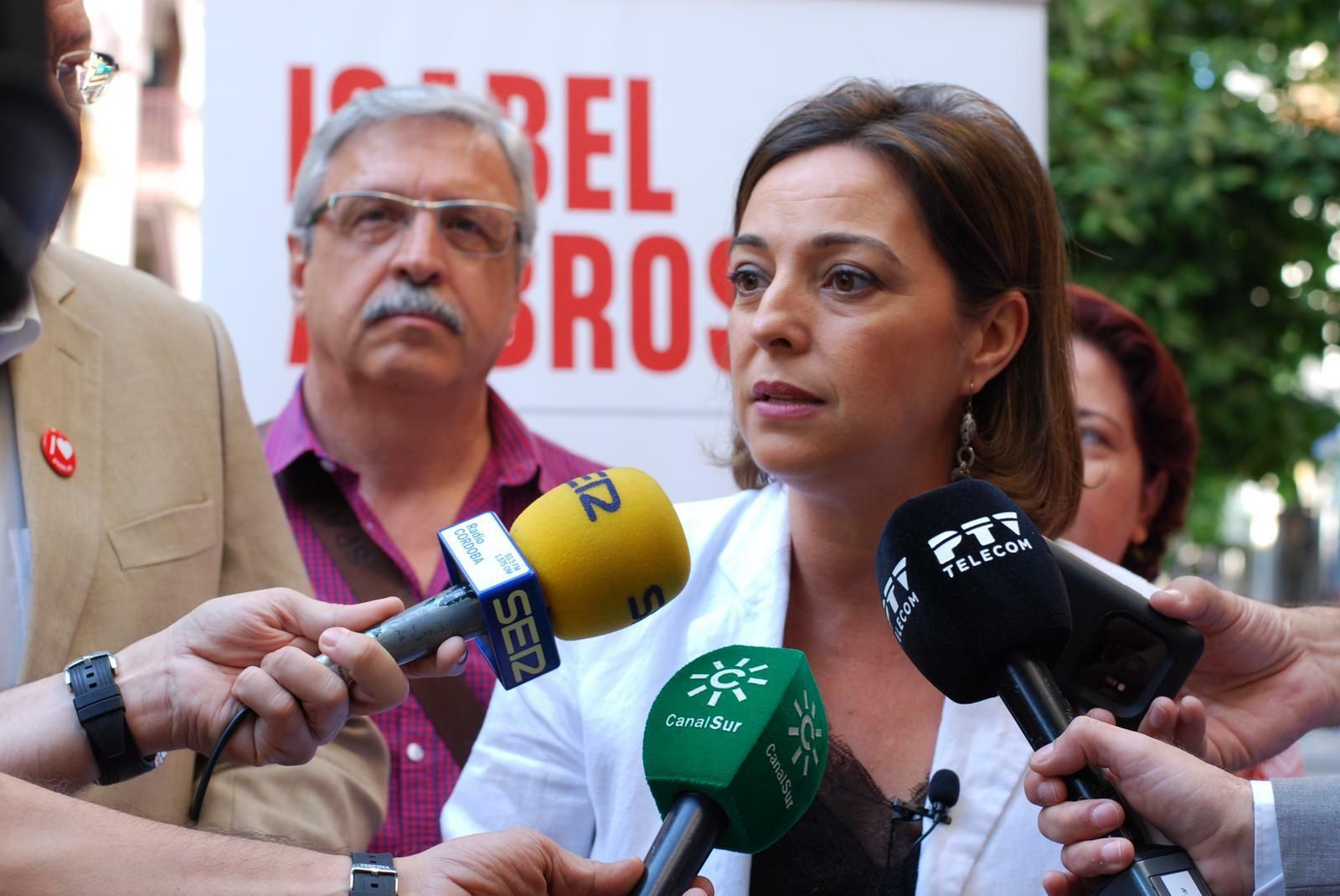 Isabel Ambrosio atiende a los medios en su visita al barrio de La Viñuela