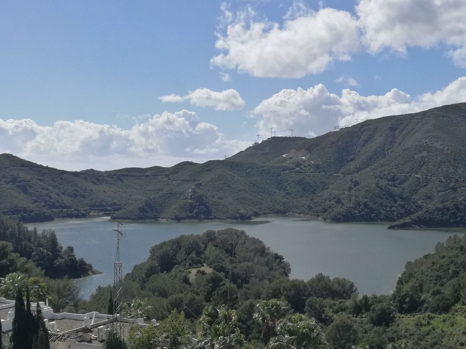 El embalse de la Concepción, en Istán, tras las últimas lluvias, en imágenes