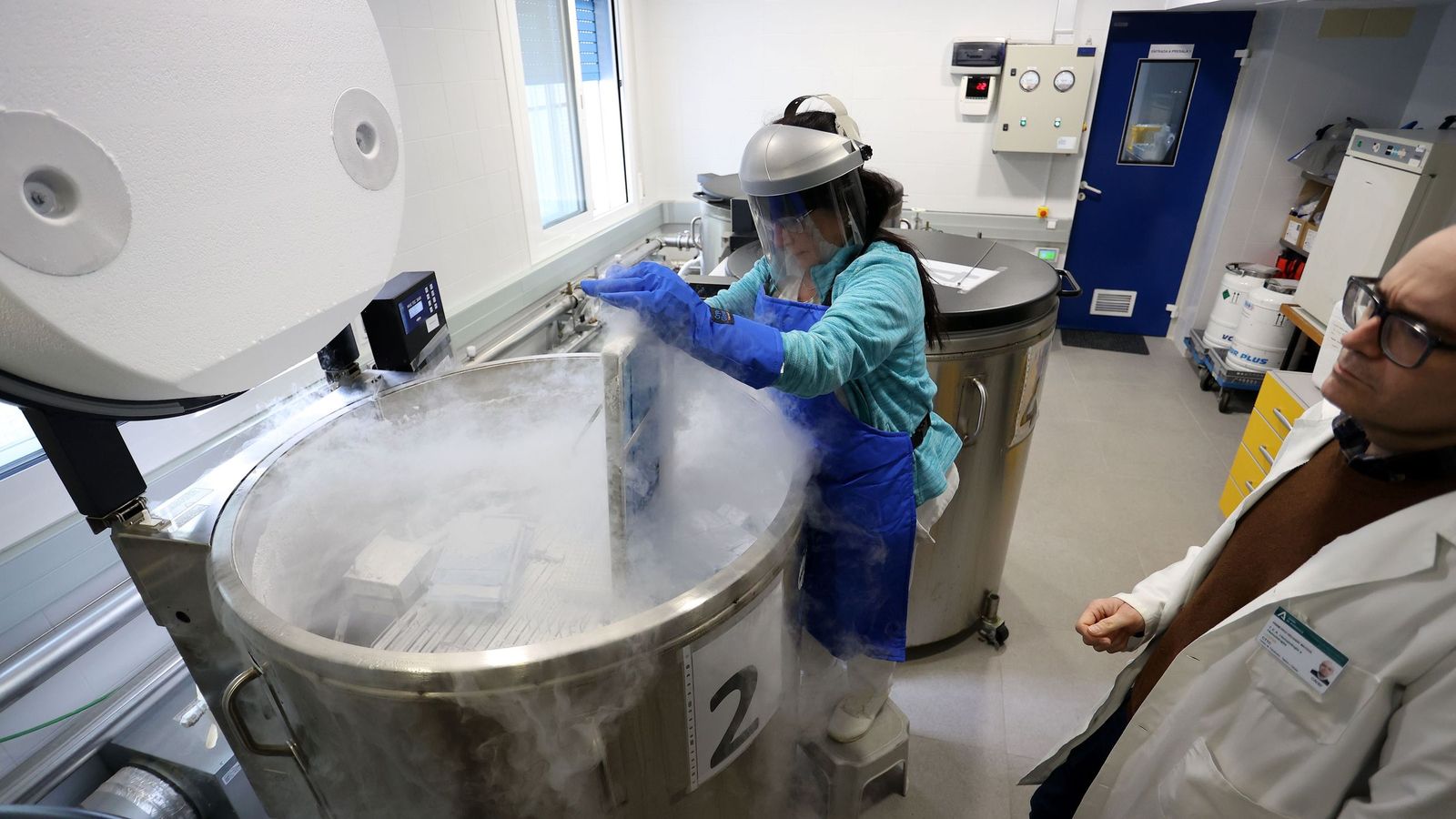 Nuria Aguilar y Francisco Delgado, en la sala de Criobiología.