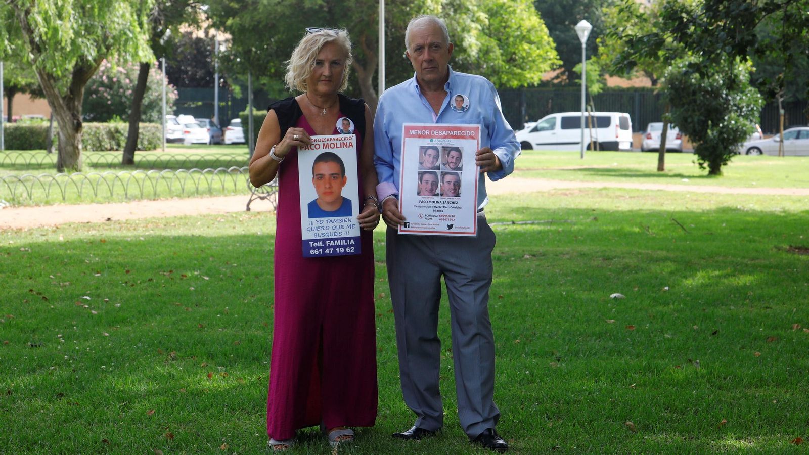 Rosa Sánchez e Isidro Molina sujetan carteles de búsqueda de Paco Molina. Rosa Sánchez e Isidro Molina sujetan carteles de búsqueda de Paco Molina.