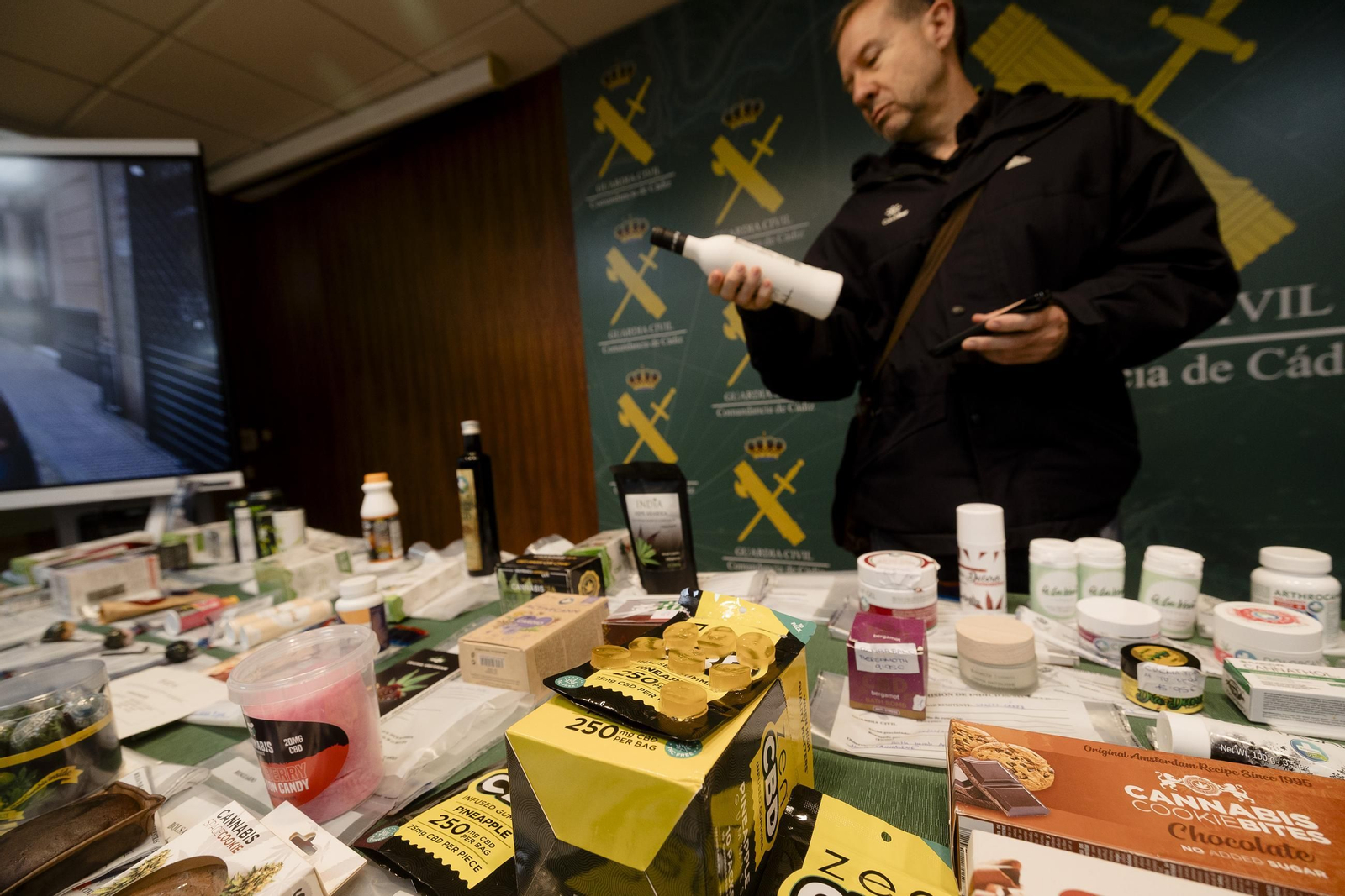 Las imágenes del material incautado por la Guardia Civil en la operación "sumiflor"