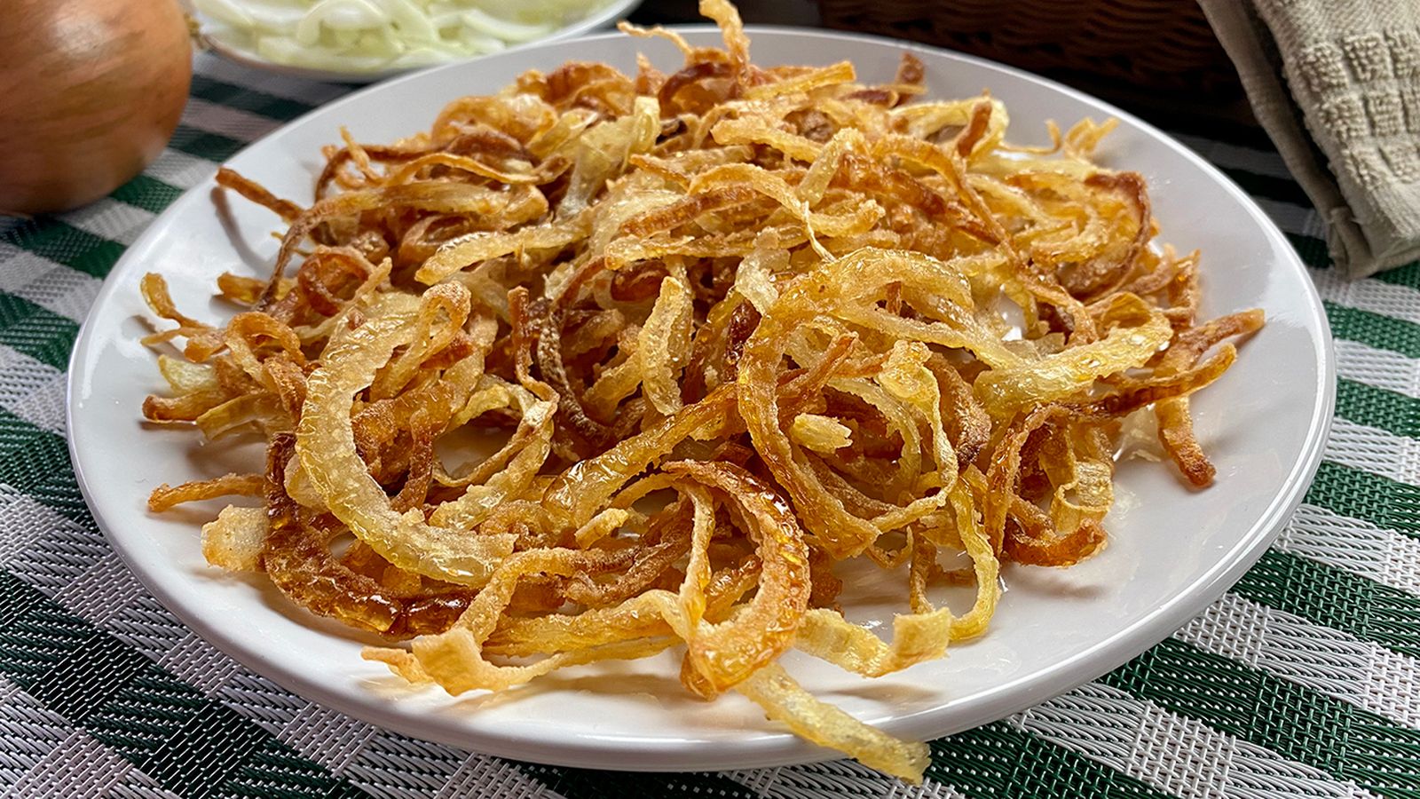 Las cebolletas fritas son una de las tapas más deliciosas del barrio de San Ildefonso y gustan por igual a vegetarianos y omnívoros.