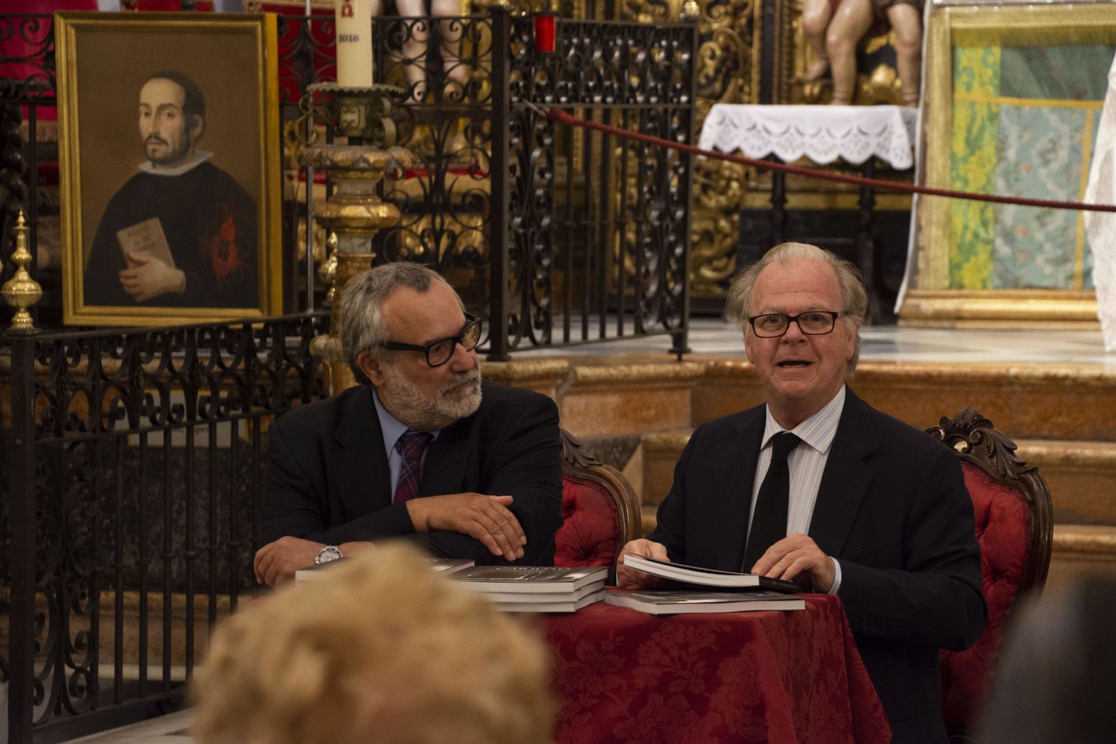 Antonio del Junco, con Eduardo Ybarra, hermano mayor de la Caridad. A la izquierda, retrato de Miguel Mañara.
