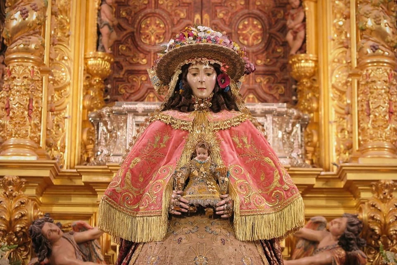 La Virgen del Rocío, con sus galas de pastora, espera ya ser llevada a Almonte.