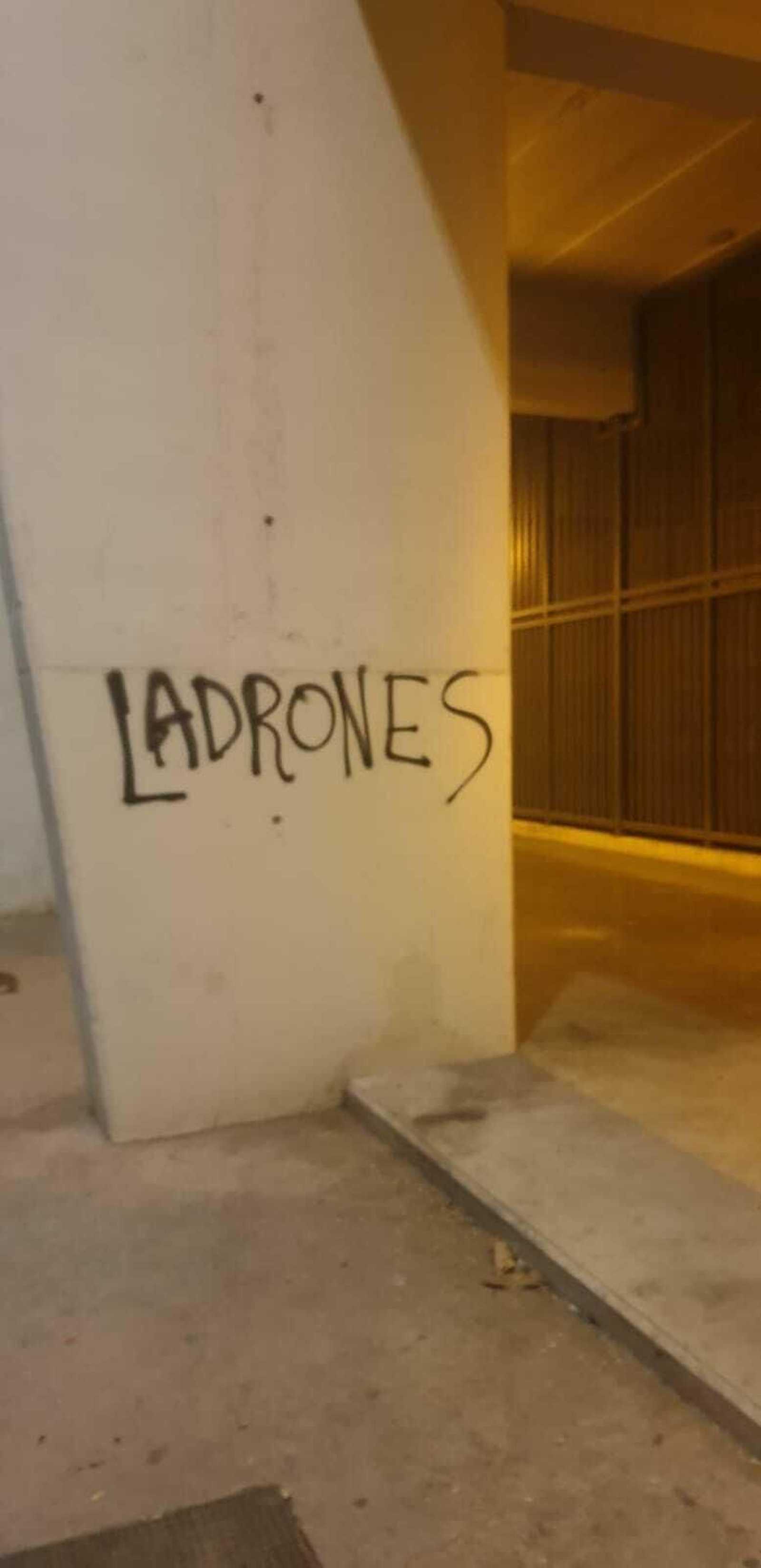 Las fotos de las pintadas contra el jeque en La Rosaleda