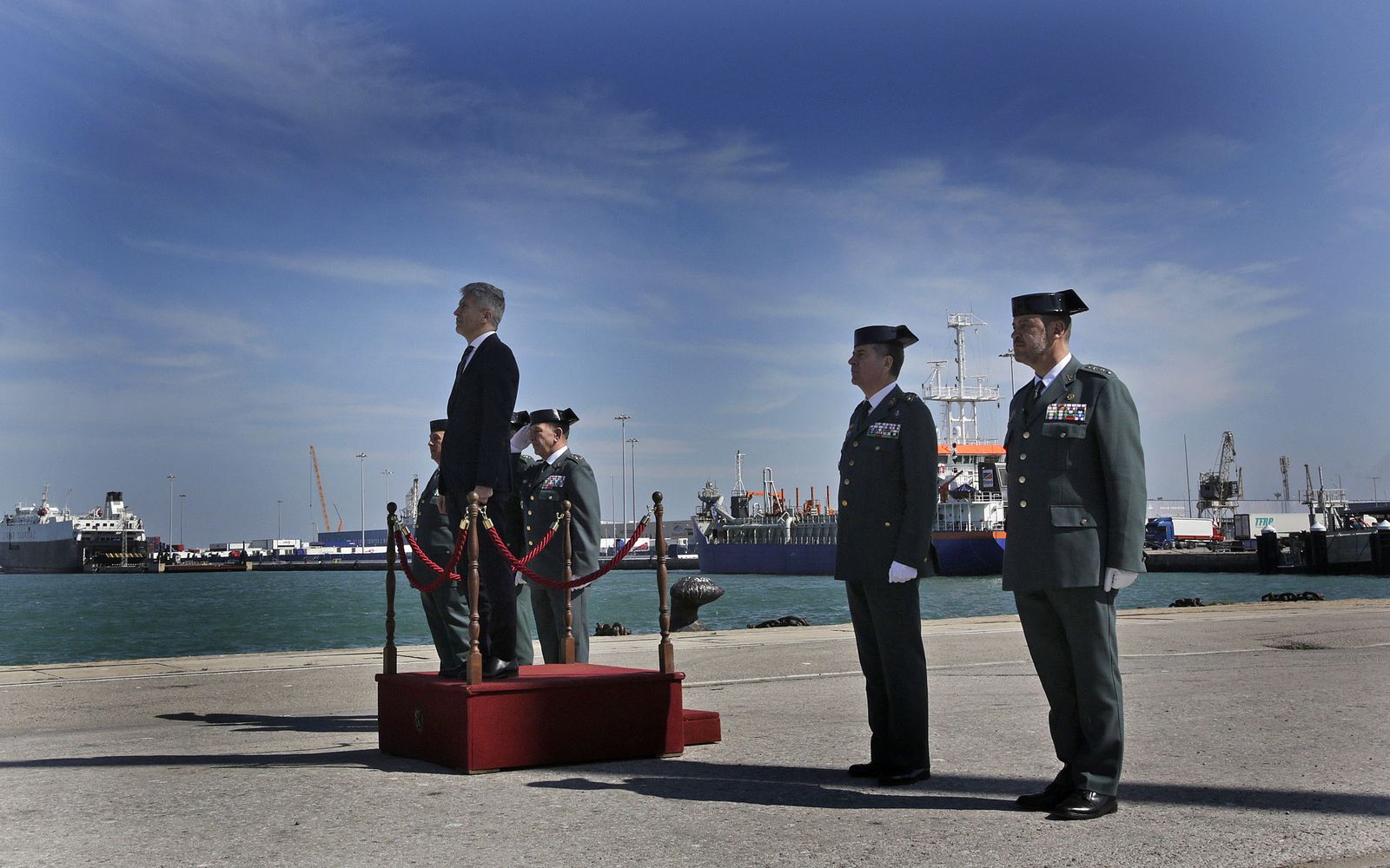 Imágenes del ministro Marlaska en la entrega de una patrullera a la Guardia Civil en Cadiz