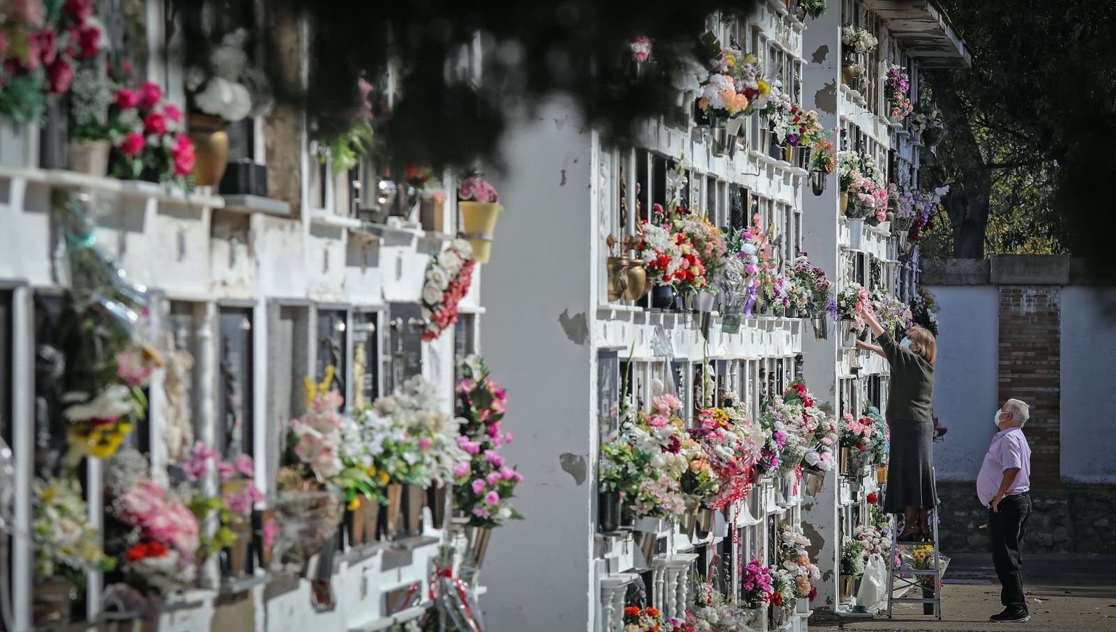 Día de Todos los Santos en el cementerio de Jerez