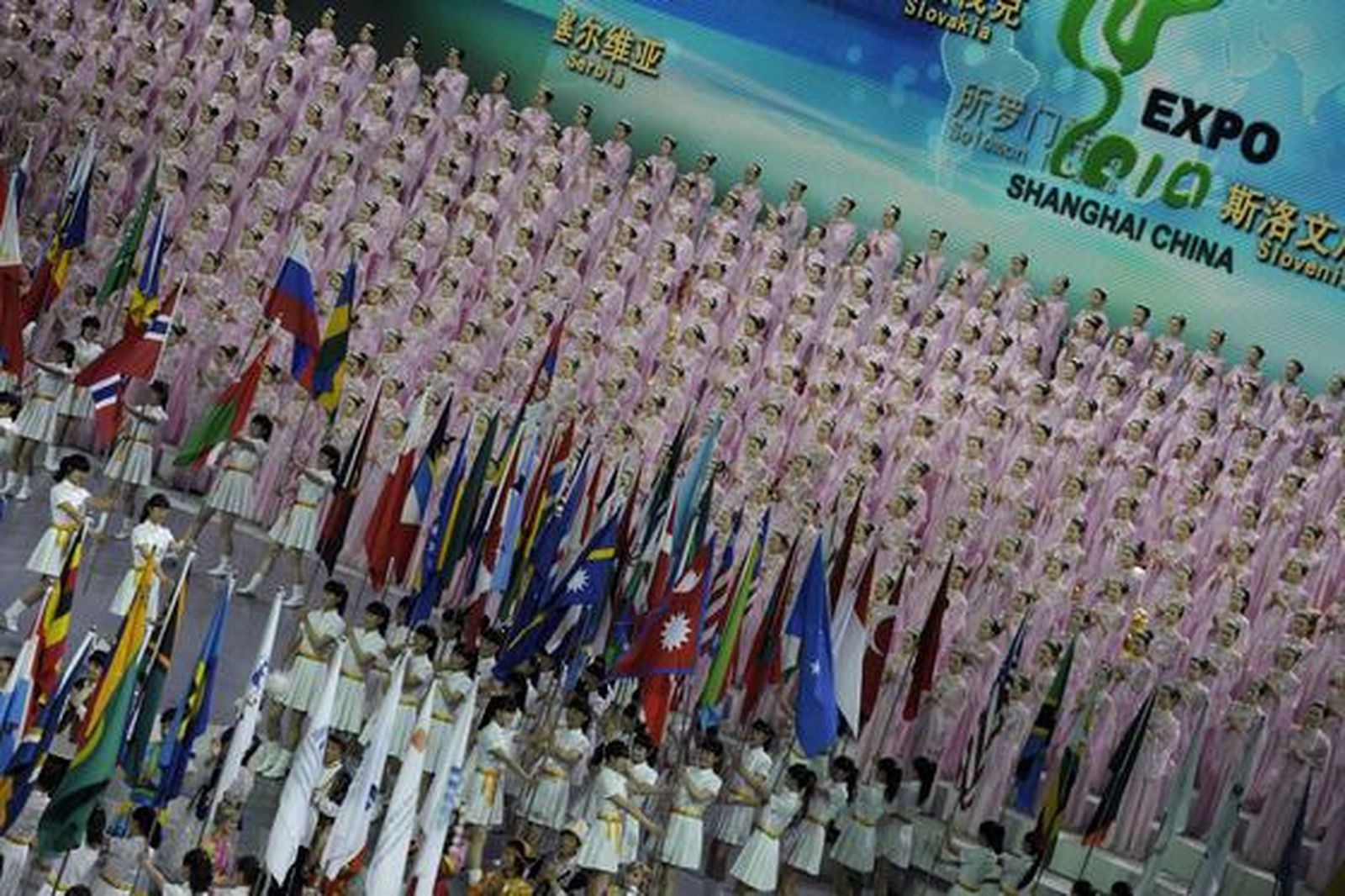 Un acto de la ceremonia inaugural con banderas.

Foto: Peter Parks (AFP Photo)