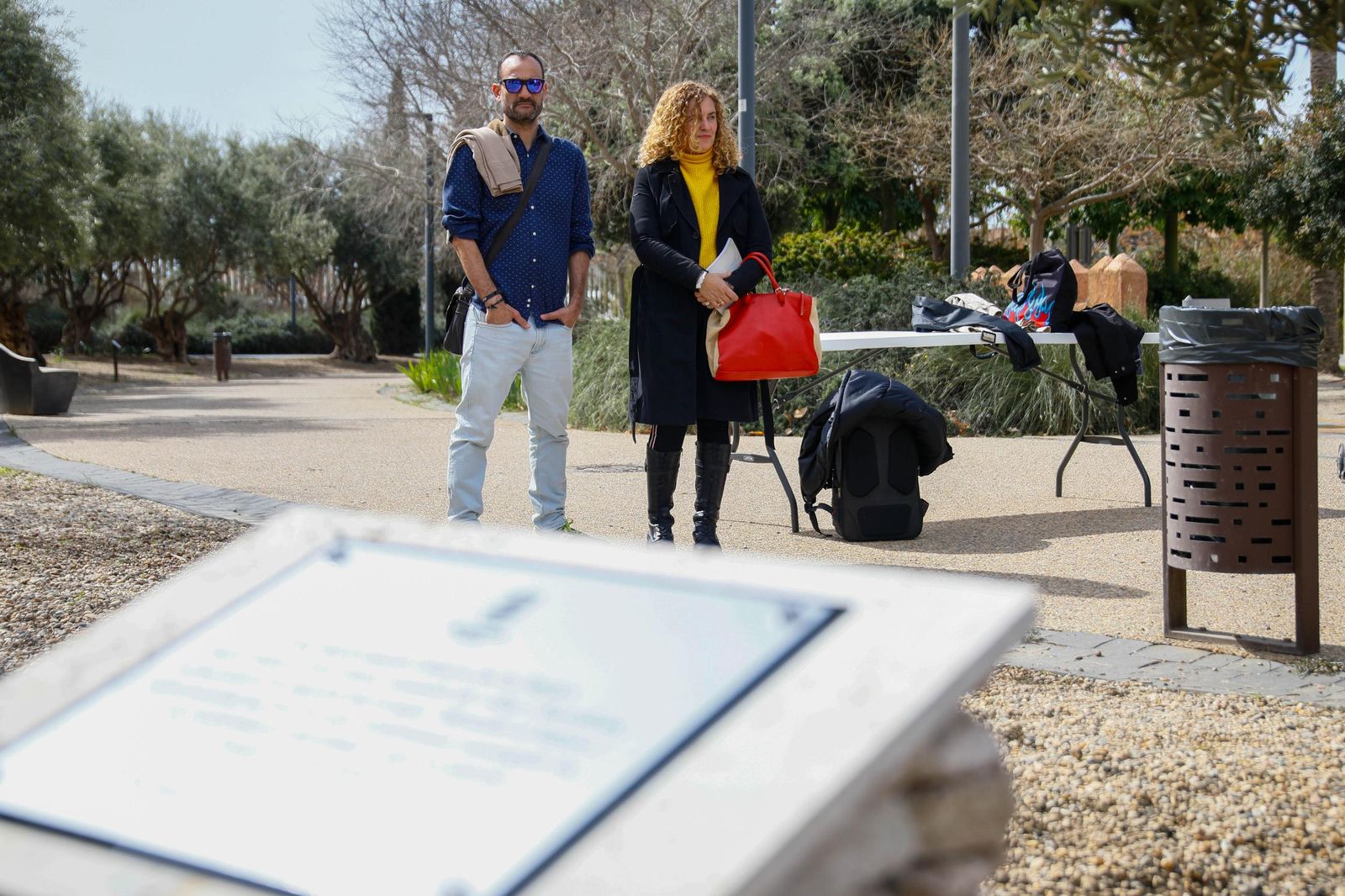 Las imágenes de la plantación de un olivo y el entierro de una cápsula del tiempo