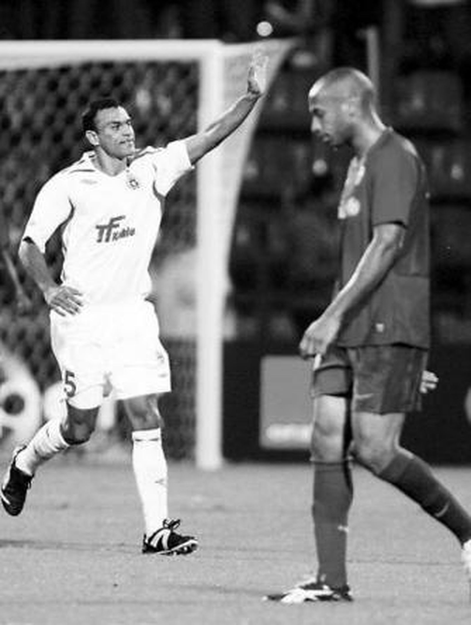 Henry, cabizbajo con Cleber celebrando su gol al fondo.