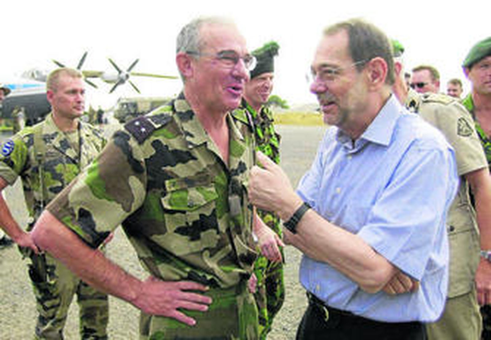 Solana charla con el jefe de la fuerza multinacional en el Congo en 2003.