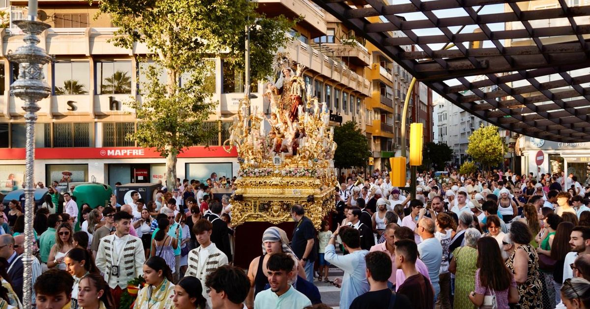 La Virgen del Carmen procesiona por el centro de Huelva