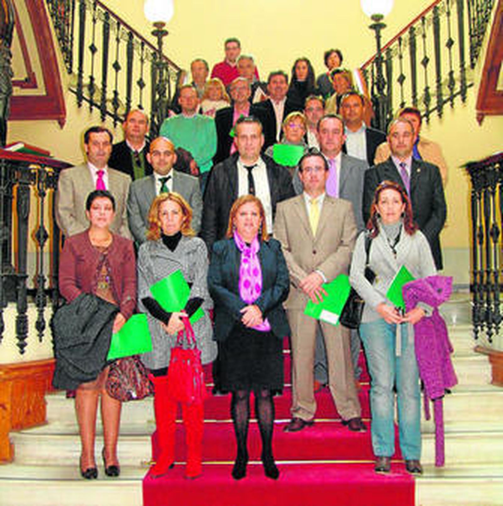 Pérez Laborda junto a los alcaldes y representantes de los colectivos beneficiarios de los talleres, ayer.