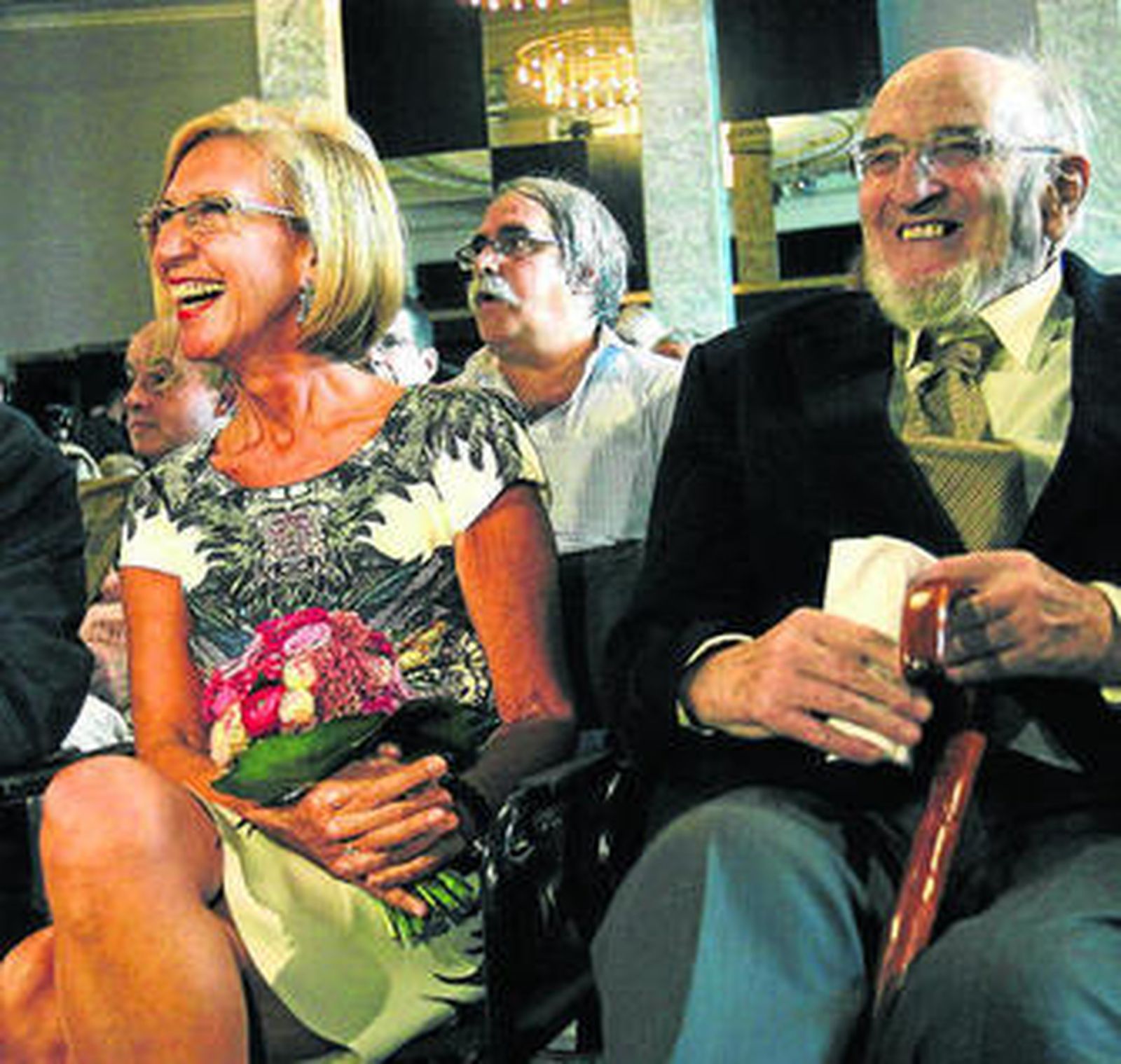 Rosa Díez, junto al escritor y académico Álvaro Pombo, durante el acto que organizó UPyD en Madrid.