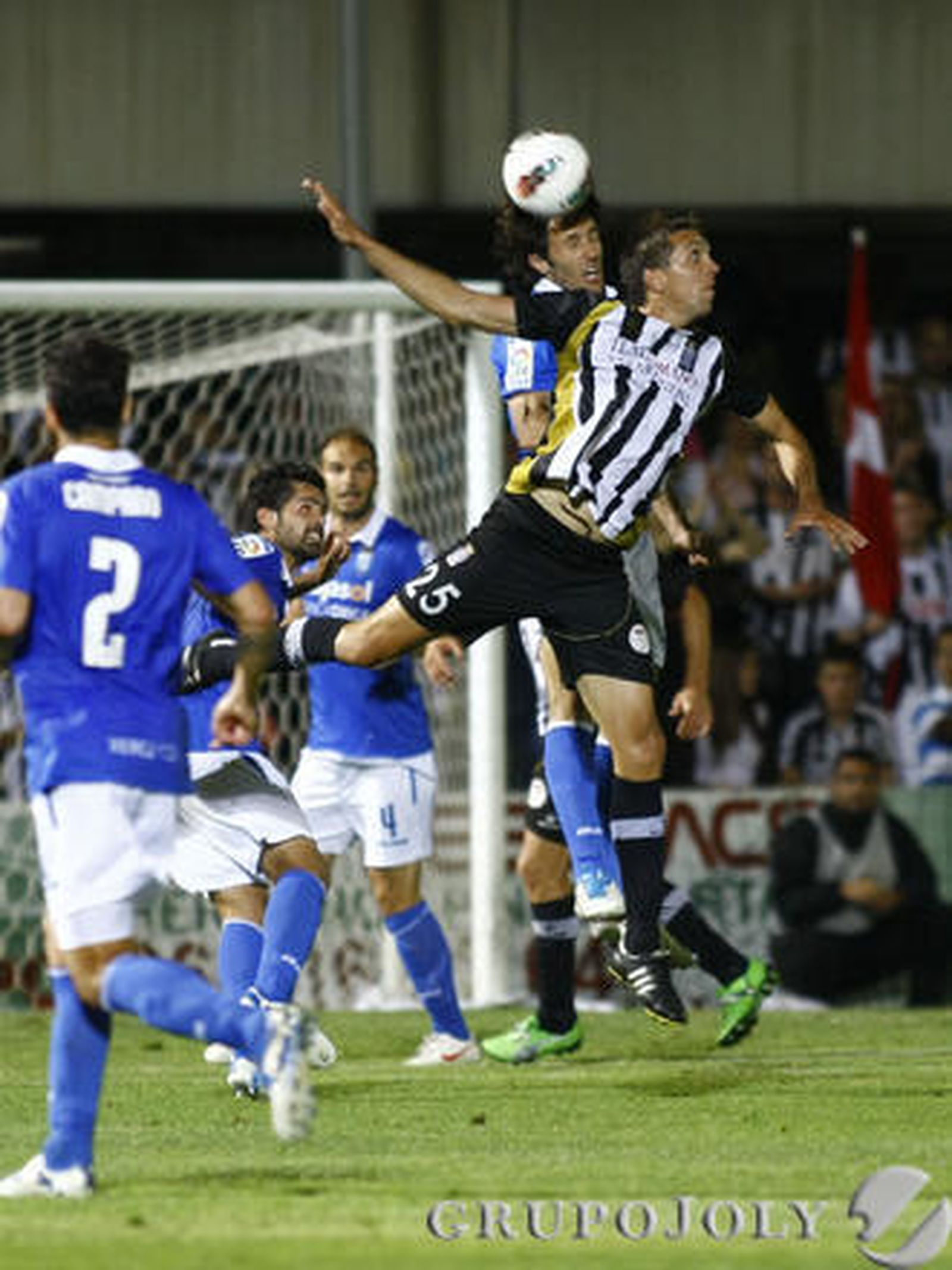 Raimondi, la referencia ofensiva del Cartagena, pelea con Rafa García por un balón aéreo.

Foto: lof