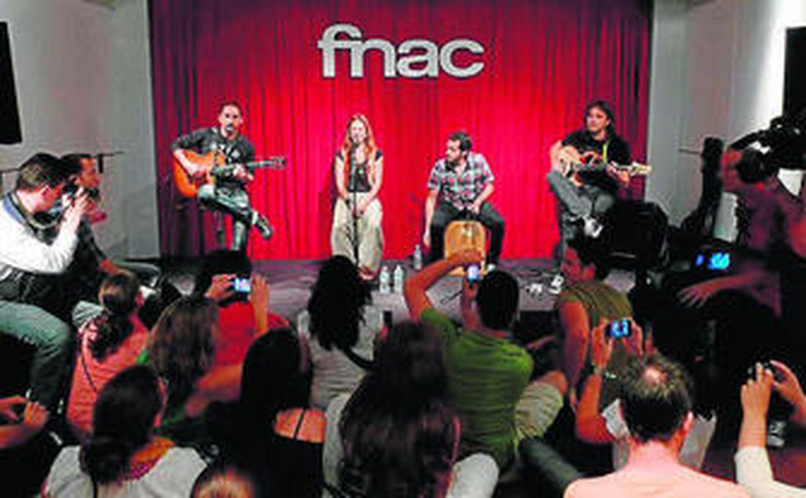 Lamari acudió ayer a la Fnac del centro comercial Málaga Plaza.