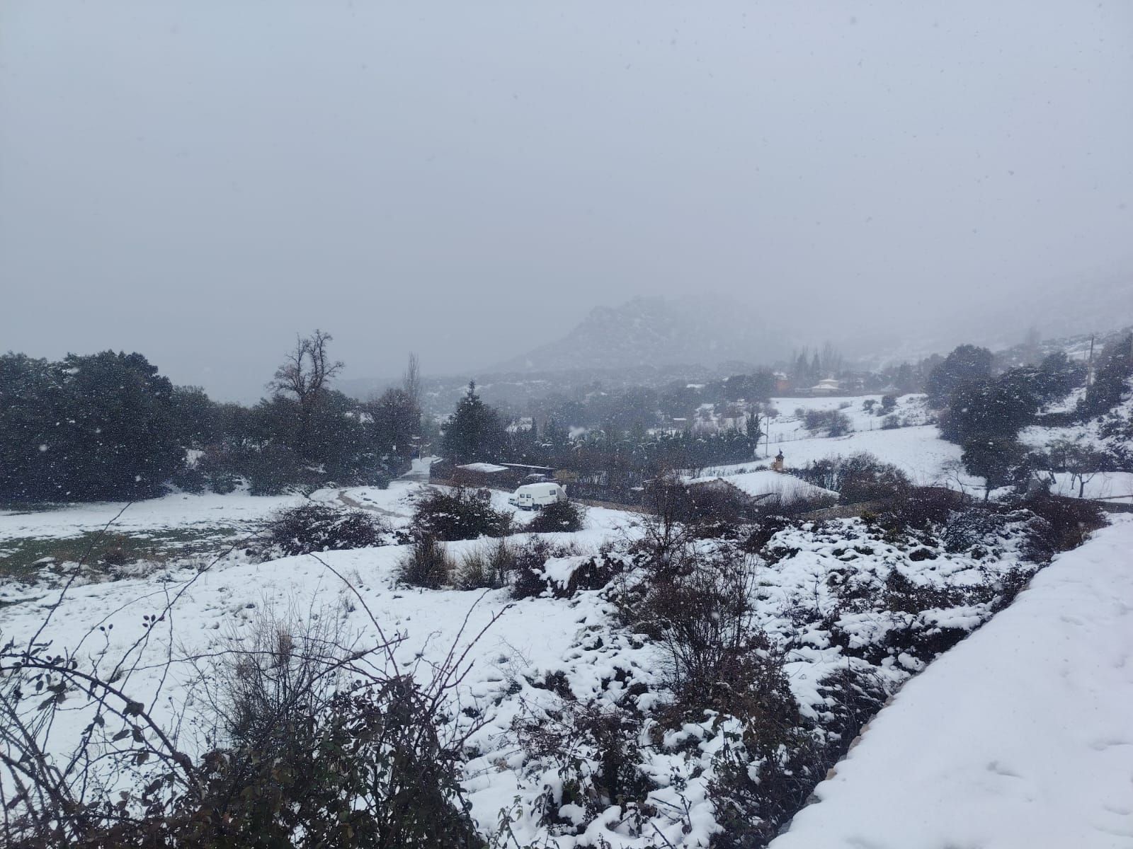 Las fotos de la previa de la borrasca Leonardo: nieve en Prado Negro y el río Genil en Granada, crecido