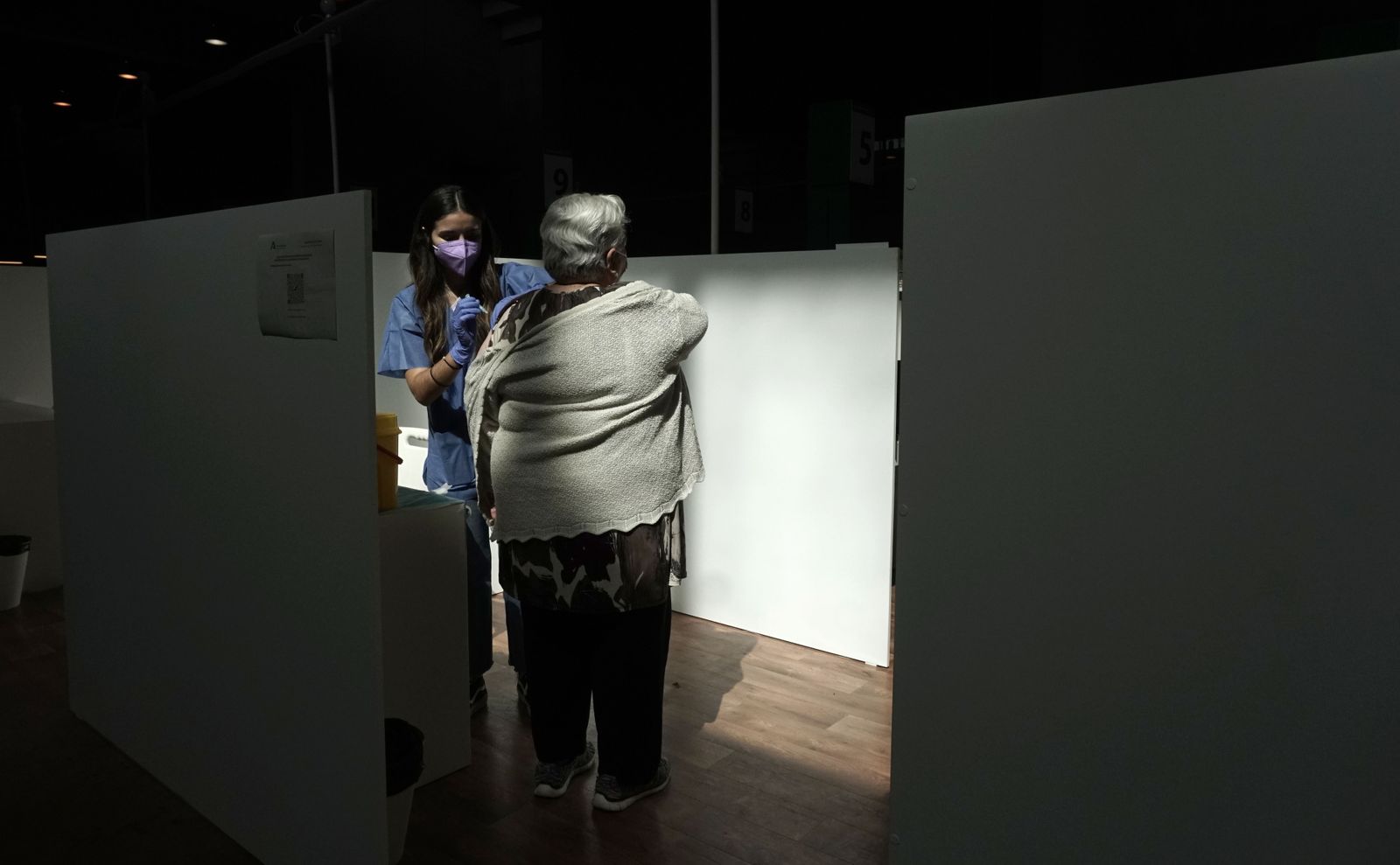 Imágenes de la vacunación de mayores en el Estadio de la Cartuja