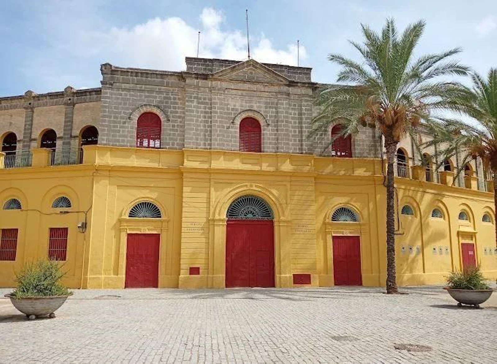 Fachada principal de la plaza de toros de Jerez
