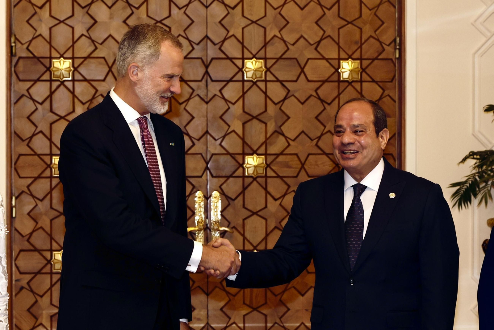 El rey Felipe VI y el presidente de Egipto, Abdelfatá El-Sisi, durante su encuentro en el Palacio de Heliópolis, en El Cairo