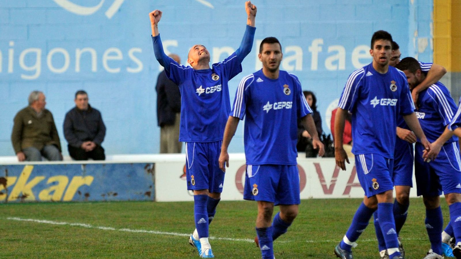 Copi mira al cielo tras anotar su gol en el último Pozoblanco-Balona