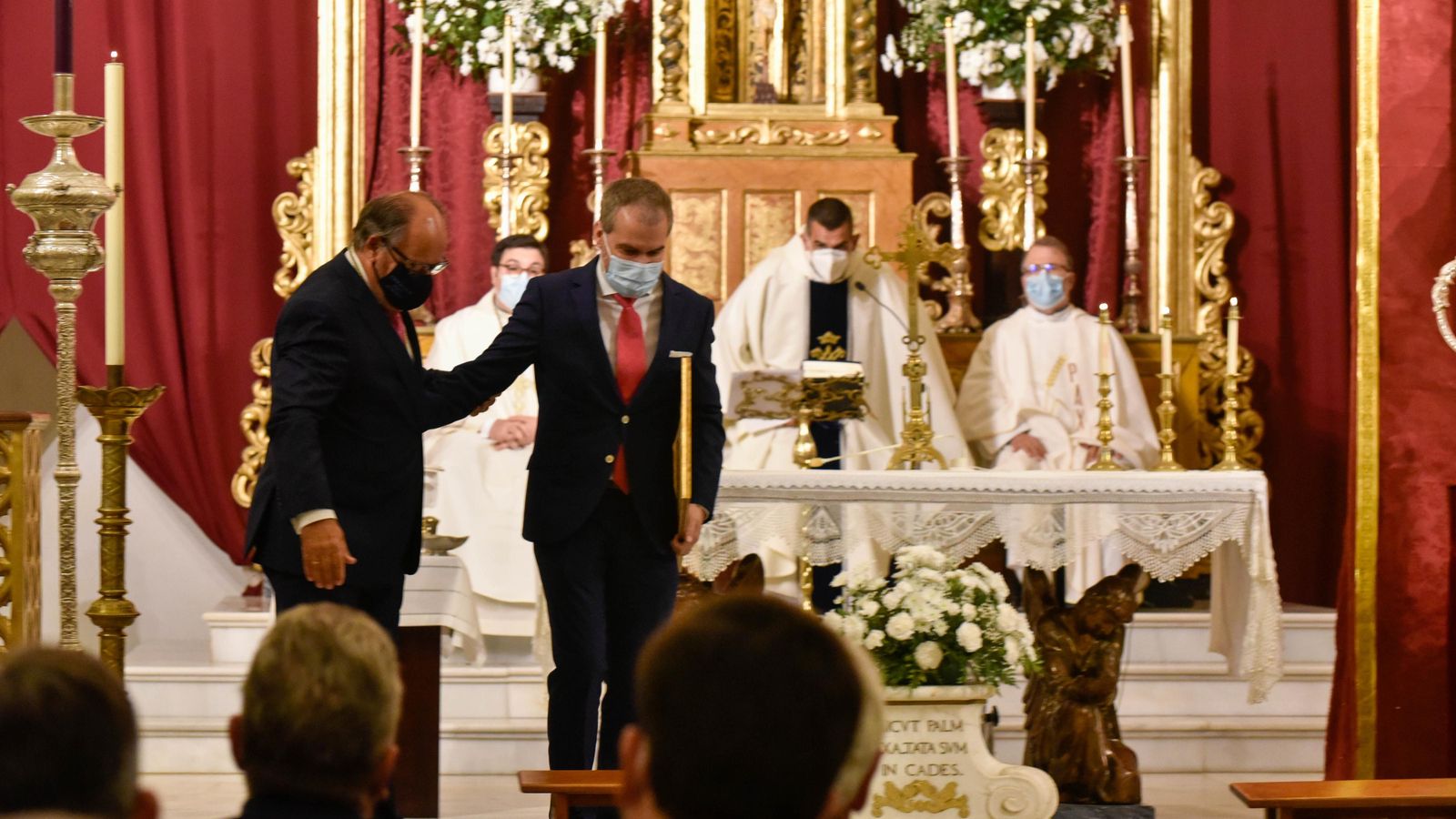 Israel Cornejo, con el cuadro que le entregó Manuel Delgado Cerro.