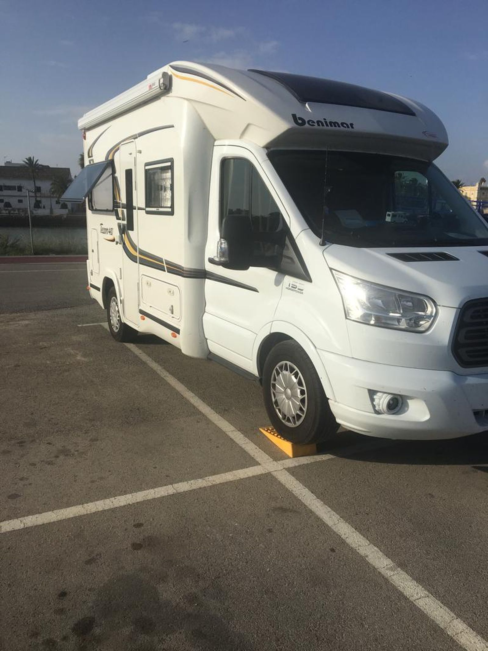 Esta mañana ya había caravanas, con personas en su interior, en el parking Pasarela.