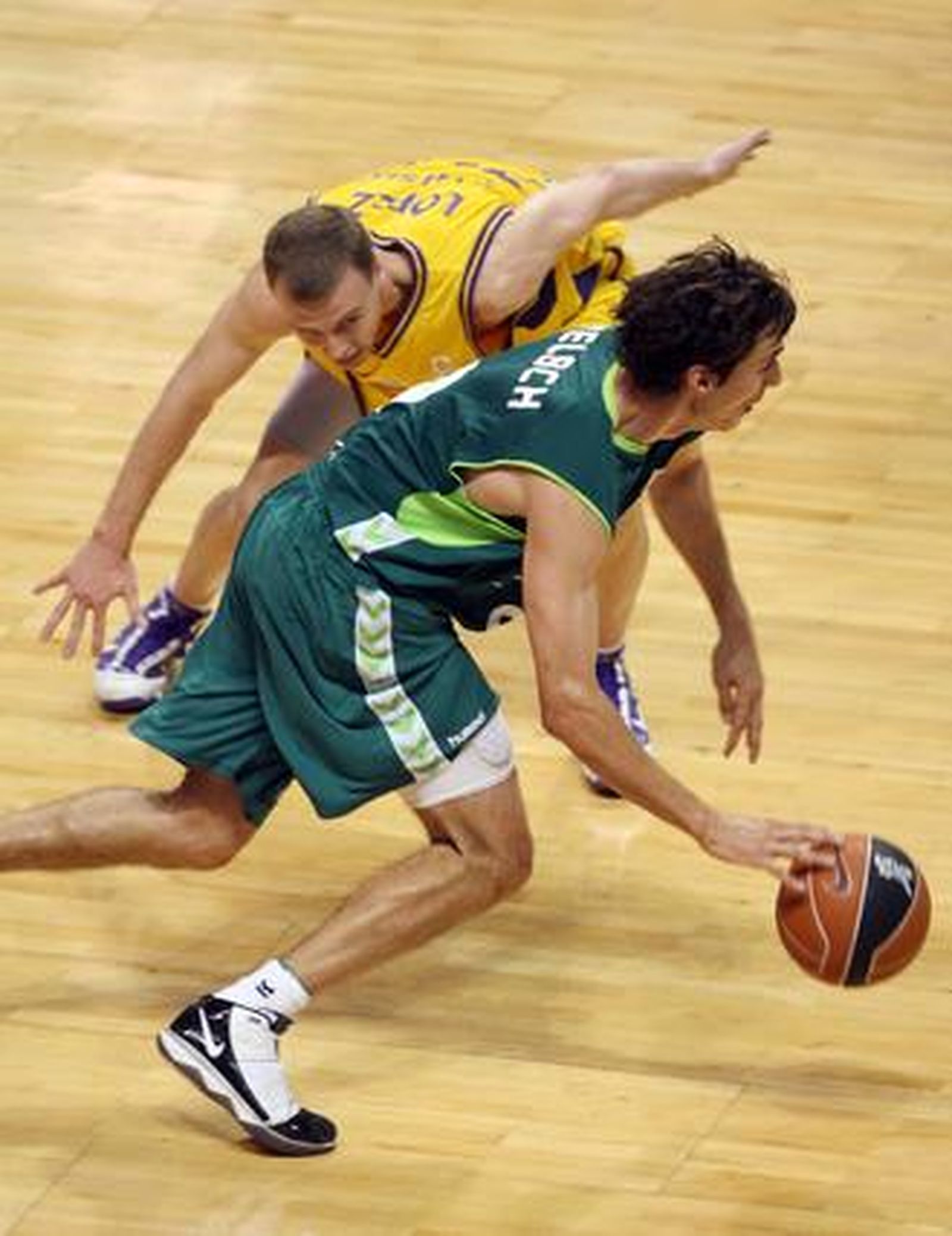 El Unicaja saca la visa virtual para los 'play off' por el título con una convincente victoria ante el Blancos de Rueda (88-58).