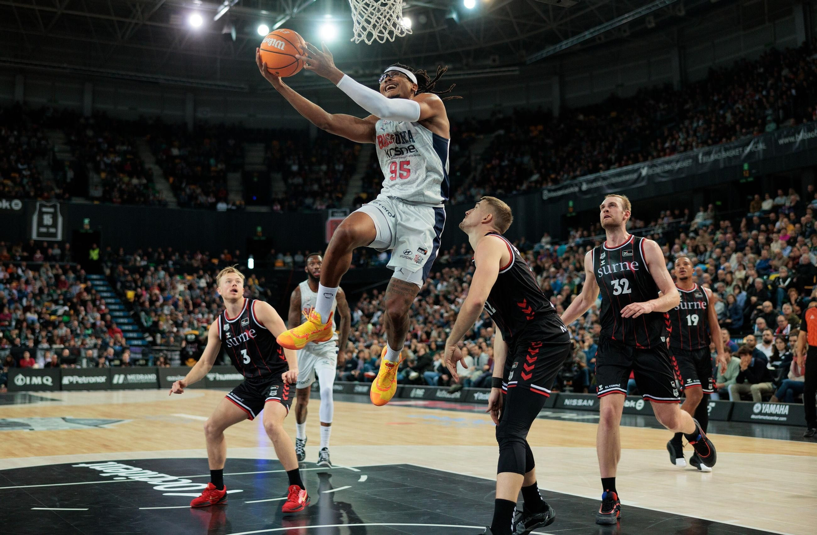 Moneke trata de anotar ante el Surne Bilbao Basket.