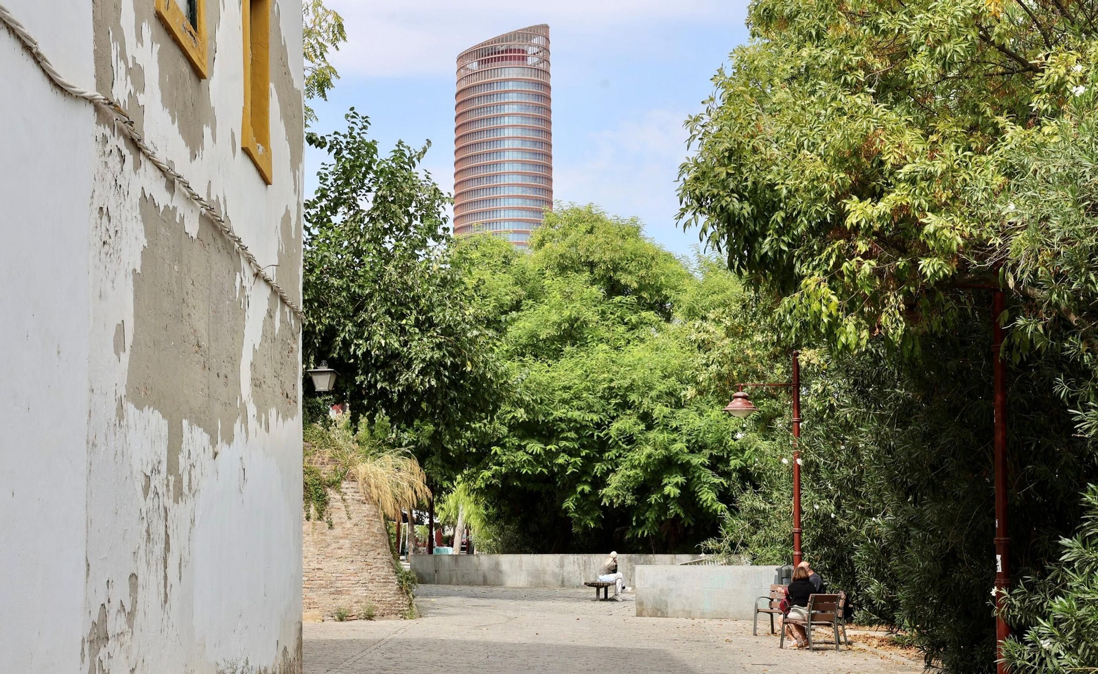 El Paseo de Nuestra Señora de la O discurre entre los puentes del Cristo de la Expiración y el de Isabel II.