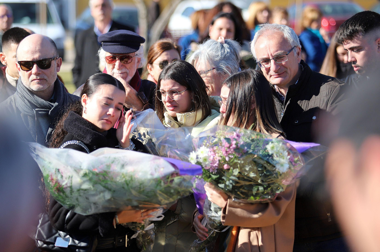 Imágenes del minuto de silencio guardado en la Universidad de Huelva en memoria de los estudiantes fallecidos en el incendio