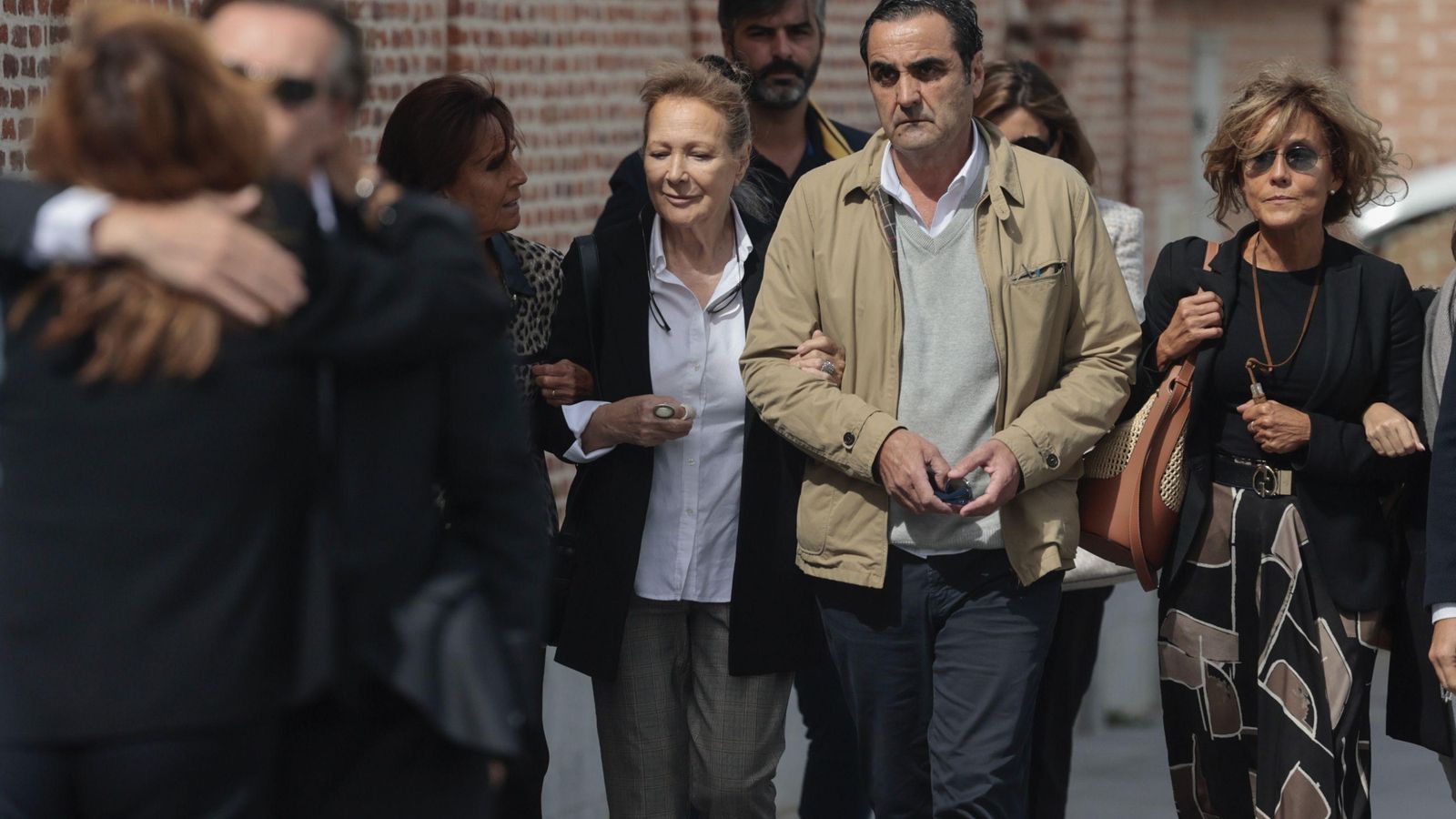 La viuda de Castaño, Maria Teresa Vega, en el centro, a su llegada al tanatorio La viuda de Castaño, Maria Teresa Vega, en el centro, a su llegada al tanatorio