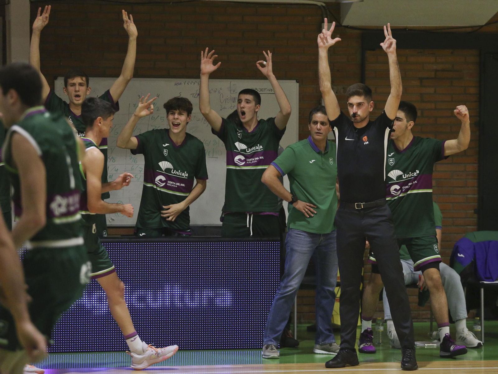 El Unicaja junior celebra una canasta. El Unicaja junior celebra una canasta.