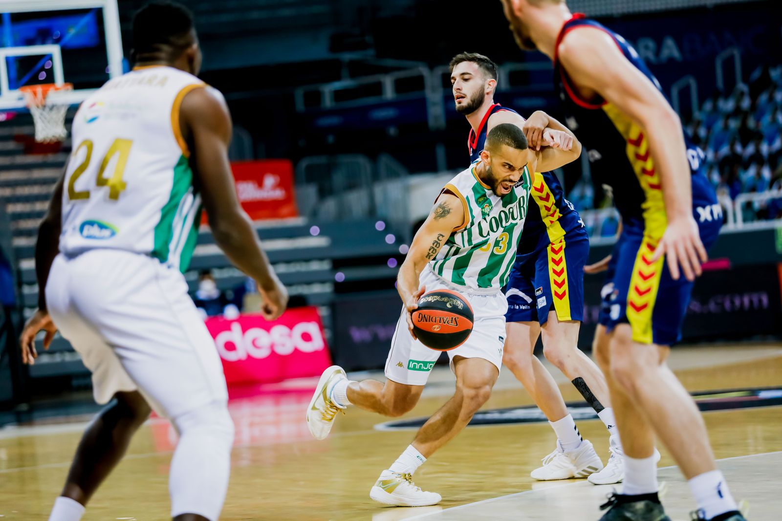 Mike Torres supera la defensa de Sergi García en el duelo ante el Andorra.