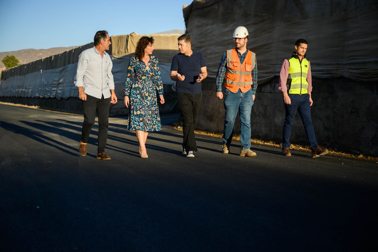 La alcaldesa visita junto a Juanjo Segura un camino rural en obras.