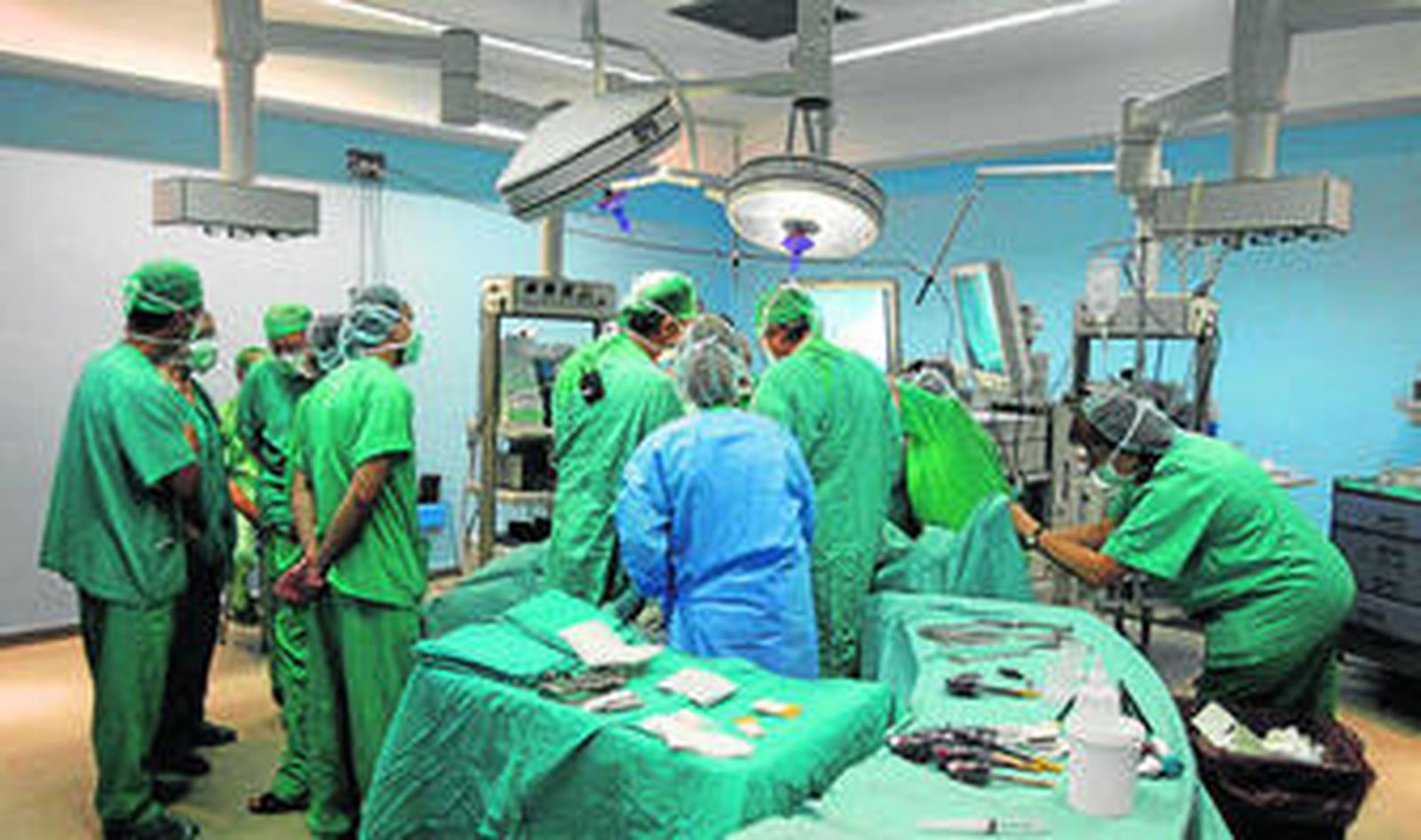 Imagen de archivo de un equipo de cirujanos durante una intervención en el Reina Sofía.