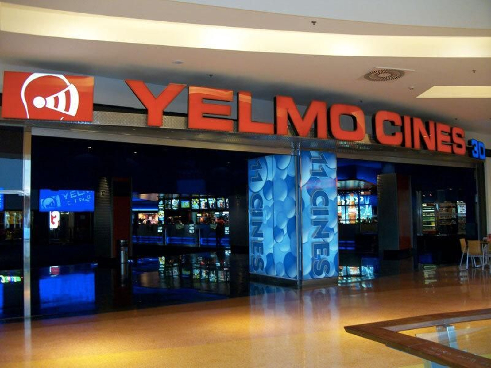 Entrada de los cines Yelmo de Jerez
