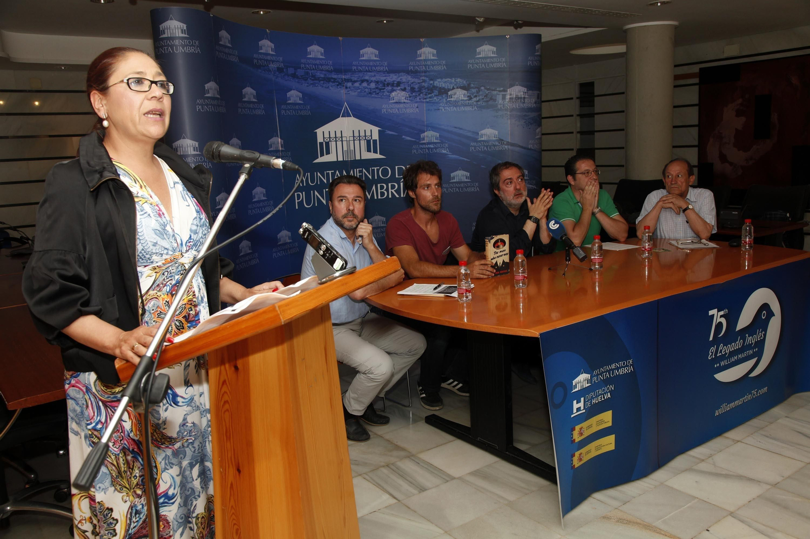 La alcaldesa de Punta Umbría, Aurora Águedo, introduce el acto celebrado ayer. En la mesa, Rafael Moreno, José Manuel Poga, Javier Olivares, Enrique Nielsen y Jesús Copeiro.