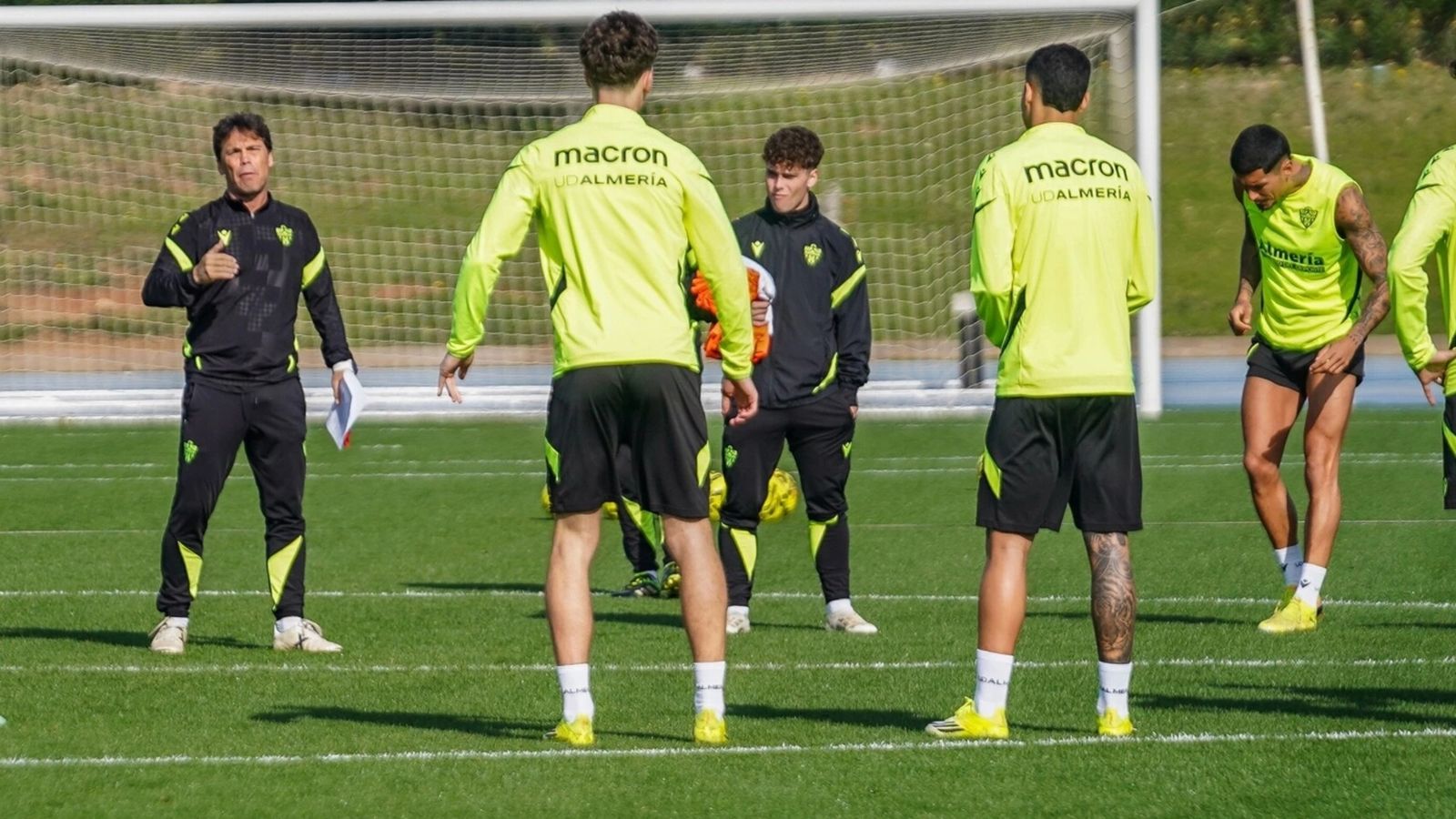 El técnico indálico se dirige a sus futbolistas antes del comienzo de una sesión de trabajo.