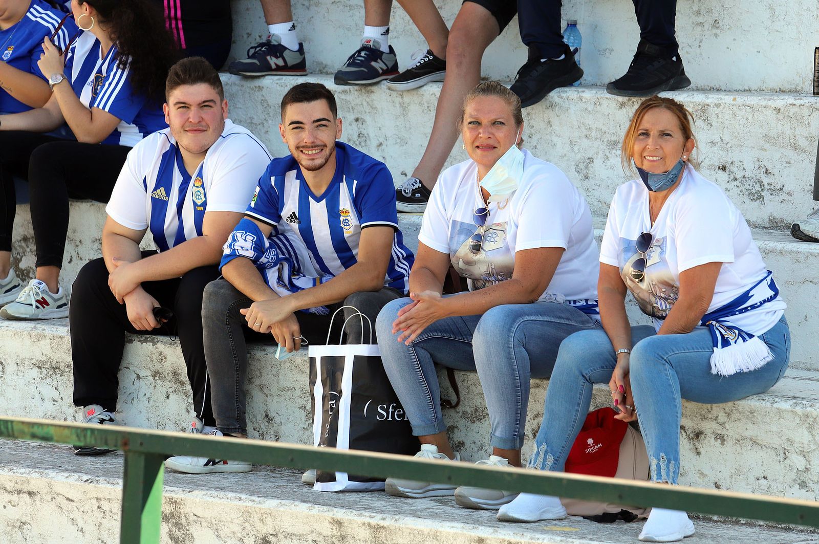 Imágenes de la afición más fiel del Recre en su visita al campo del Antoniano
