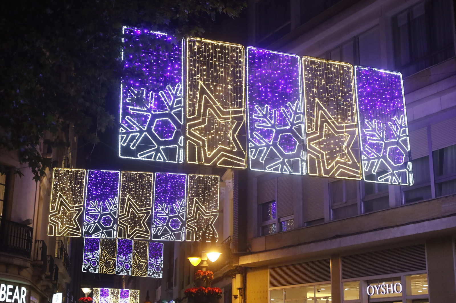 El alumbrado navideño de la calle Cruz Conde de Córdoba, en imágenes