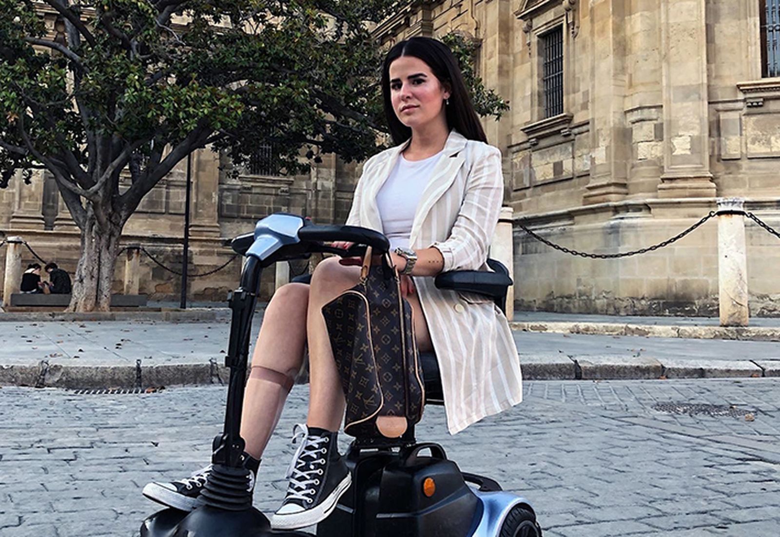 Anabel Domínguez junto a la Catedral de Sevilla.