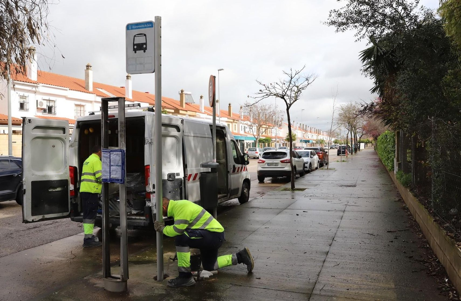 Instalando un nuevo poste en una parada de autobús en La Marquesa en Jerez.