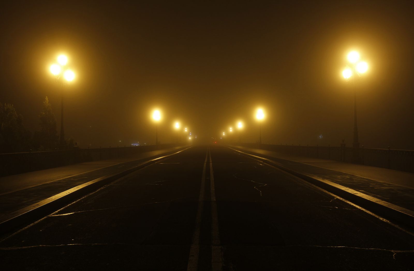 La niebla envuelve la noche sevillana