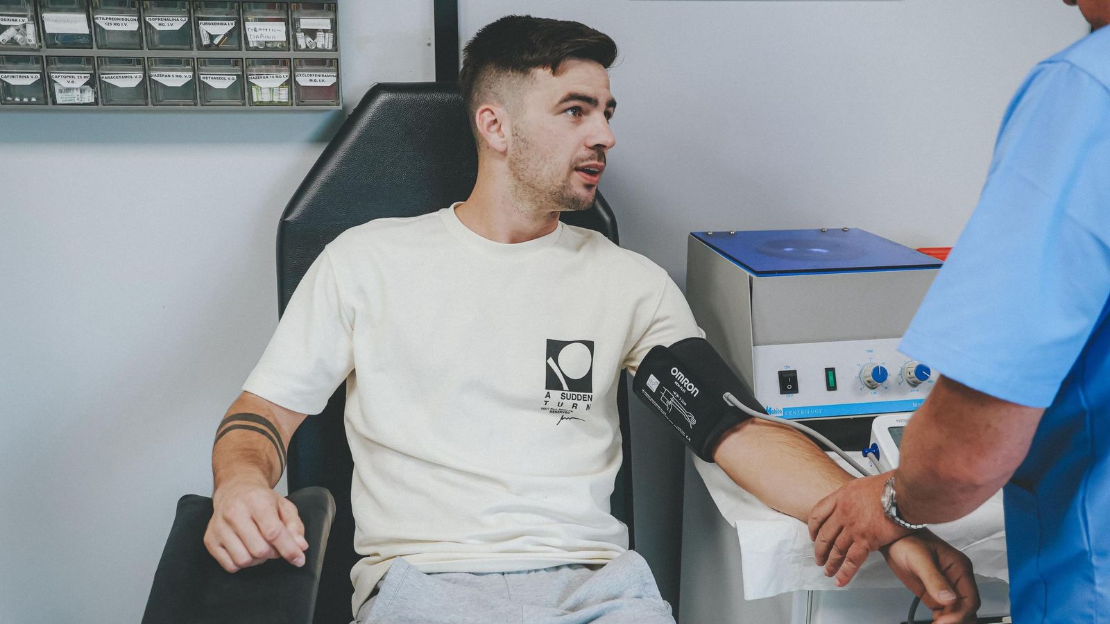 Missut conversa con un enfermero que le toma la tensión.