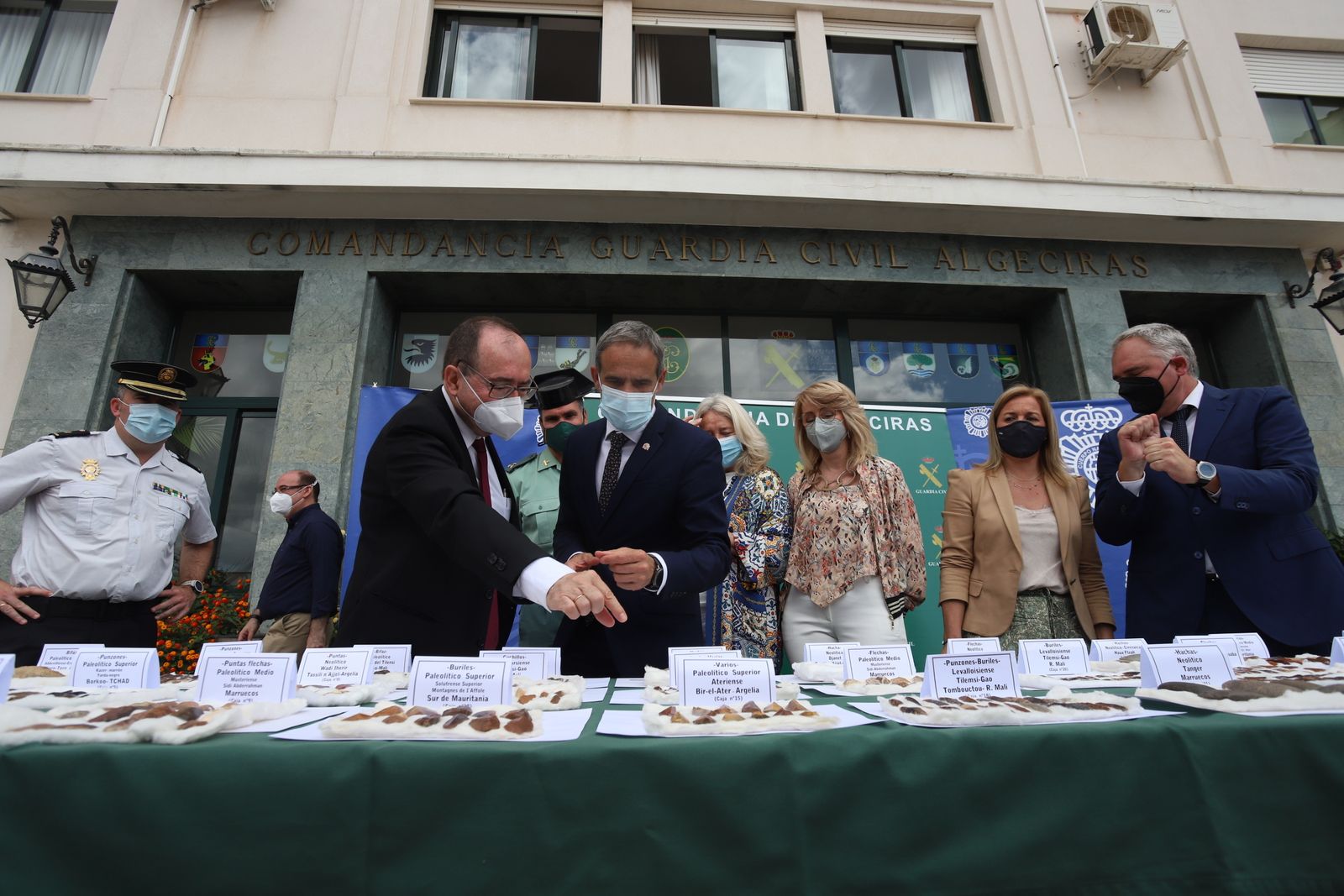 El catedrático José Ramos explica a los asistentes los detalles de la colección intervenida.