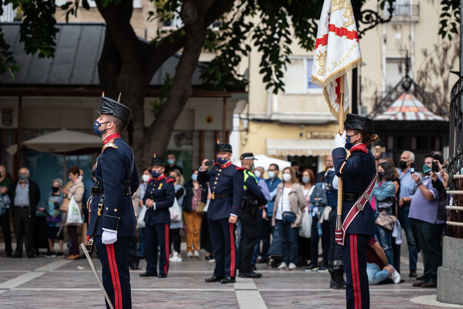 Imágenes del desfile de la Guardia Real por el centro de Huelva